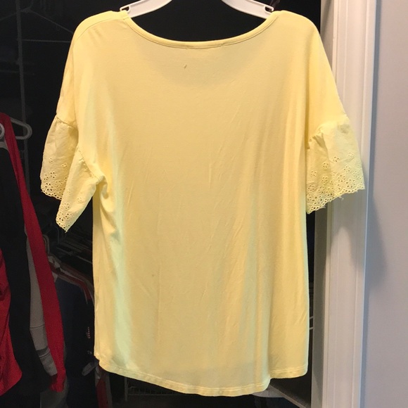 Small yellow shirt with designed sleeves - Picture 4 of 4